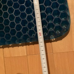 ゲルクッション ジェルクッション ハニカム構造 無重力クッション 卵割れないクッション  厚さ約4cm、高通気性 在宅勤務 オフィス 車 椅子 自宅用 ブルー  カバー有りの画像