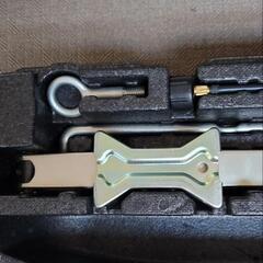 N-BOXの後部に入っていたジャッキの画像