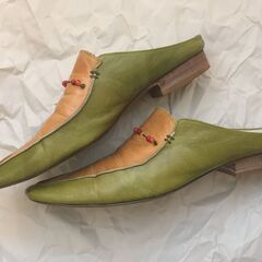 見た目は可愛いけど無茶苦茶歩きにくいサンダル グリーン×オレンジ 24cmの画像