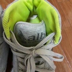 alb スニーカーの画像