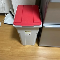 冷蔵庫、ガスコンロ、線風機、ゴミ箱、炊飯器
の画像
