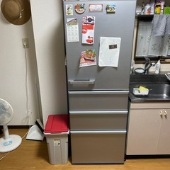 冷蔵庫、ガスコンロ、線風機、ゴミ箱、炊飯器
