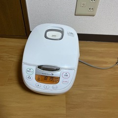 冷蔵庫、ガスコンロ、線風機、ゴミ箱、炊飯器
の画像