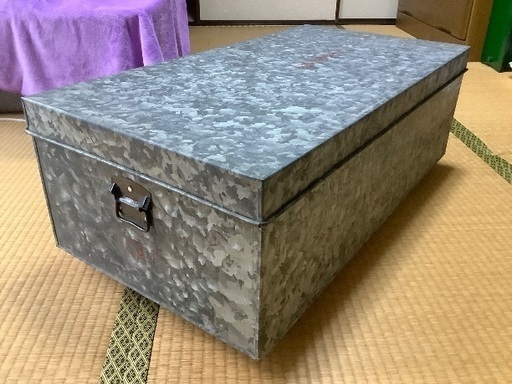 年代を物語る昭和レトロのブリキ缶衣装ケース 中古品