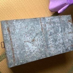 年代を物語る昭和レトロのブリキ缶衣装ケース 中古品の画像
