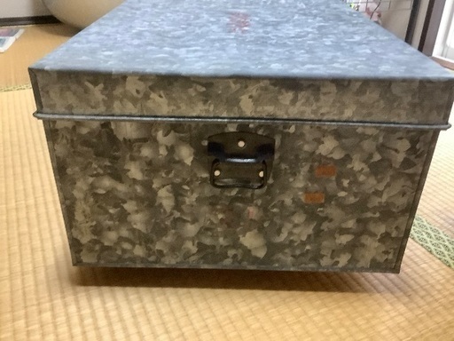 お値下げ中・年代を物語る昭和レトロのブリキ缶衣装ケース 中古