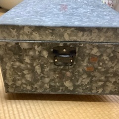 年代を物語る昭和レトロのブリキ缶衣装ケース 中古品の画像