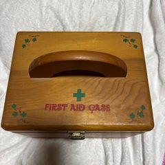 木製救急箱　サビありますの画像