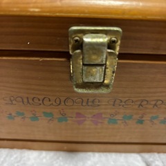 木製救急箱　サビありますの画像