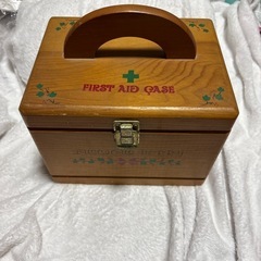 木製救急箱　サビあります