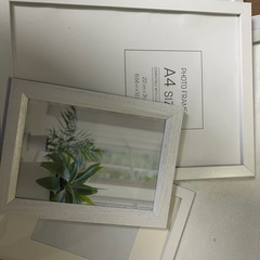 額縁　写真立て　沢山の画像