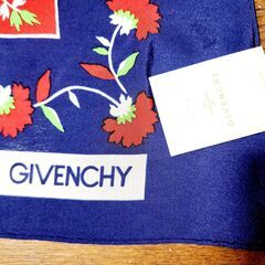 新品未使用、タグ付。GIVENCHY(ジバンシー) 総シルクの鮮やか彩