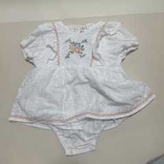 バースデー　お花刺繍柄半袖ロンパース80サイズ