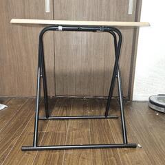 折りたためるコンパクトなテーブル