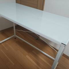 ガラス天板、白足のおしゃれな台の画像