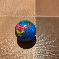 カラフル地球儀缶＆ミニ地球儀マグネット3個セットの画像