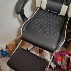 ゲーミングチェア オットマン付き 連動アームレストの画像