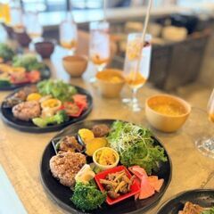 (女性限定) 海辺のカフェで、朝のごほうび時間☕ヨガ×ヴィーガン...