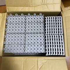 タイルマット　大量70枚+半分1枚　状態は良好です。　ベランダマット　バルコニーマット
の画像