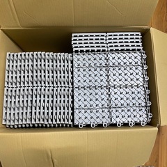 タイルマット　大量70枚+半分1枚　状態は良好です。　ベランダマット　バルコニーマット
の画像