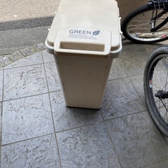 プラスチックのゴミ箱/無料！の画像