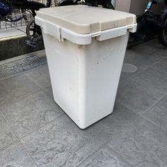 プラスチックのゴミ箱/無料！