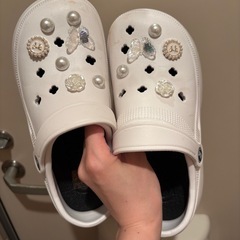 チャーム付き厚底クロックスの画像