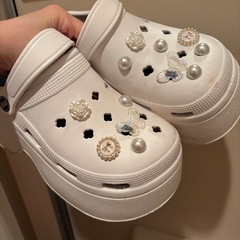 チャーム付き厚底クロックスの画像