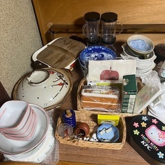 服、食器の画像