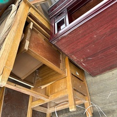 仏壇、昭和レトロテーブル食器棚の画像