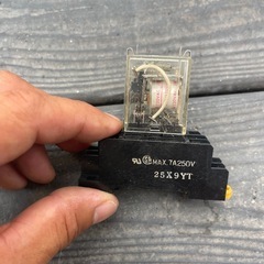 200Vのミニパワーリレーです。オムロン製のリレーとソケットのセット