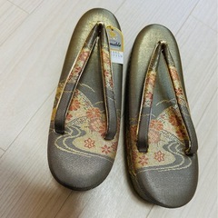 未使用ですが、保管中バック内側のみシミあり＊金糸の豪華な和装バック＆草履の画像