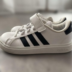 adidas ジュニアスニーカー18.5cmの画像