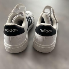 adidas ジュニアスニーカー18.5cmの画像