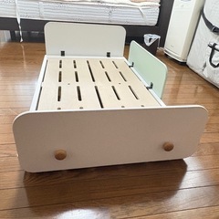 【半額以下】HOPPL 子供用（トドラー）ベッド ホワイト 延長レッグ＋転落ガード付の画像