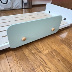 【半額以下】HOPPL 子供用（トドラー）ベッド ホワイト 延長レッグ＋転落ガード付の画像