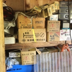 釘や大工道具の画像