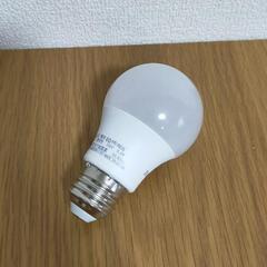 ①ダイソー　LED電球　昼光色　60W形　の画像