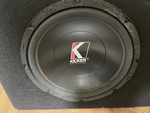 kickerサブウーファーとアンプ