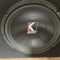 kickerサブウーファーとアンプの画像