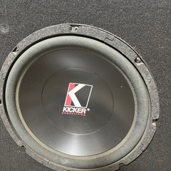 kickerサブウーファーとアンプの画像