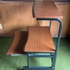 キャスター付きパソコンデスクの画像