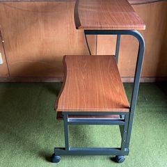 キャスター付きパソコンデスクの画像
