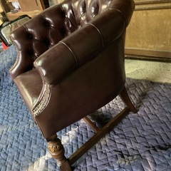 ウェリントン　ビンテージ調ソファ　鋲打ちの画像