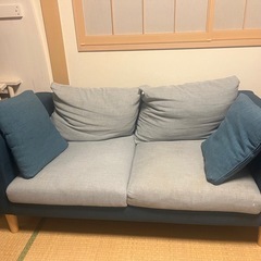 【無料であげます！】
2色の2人掛けソファー