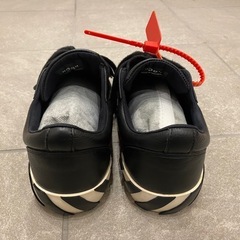 オフホワイト　スニーカーの画像