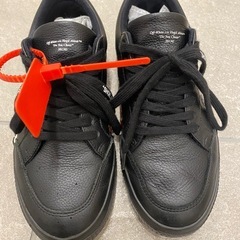 オフホワイト　スニーカーの画像