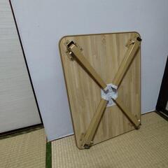 小さいテーブルの画像