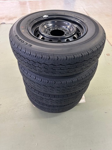 ハイエース夏タイヤ　ブリヂストン製 195/80R15 107/105L ⑥