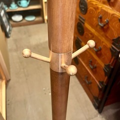 【武蔵小山店】 カリモク コートハンガー 木製 モダン モダンデザイン ハンガースタンド 衣類掛け 服掛け 帽子掛け バッグ収納 おしゃれ 北欧風 シンプル 高級家具 国産家具 中古家具 karimoku ヴィンテージ家具 インテリア 玄関収納 リビング収納 ハンガーラック ポールハンガーの画像
